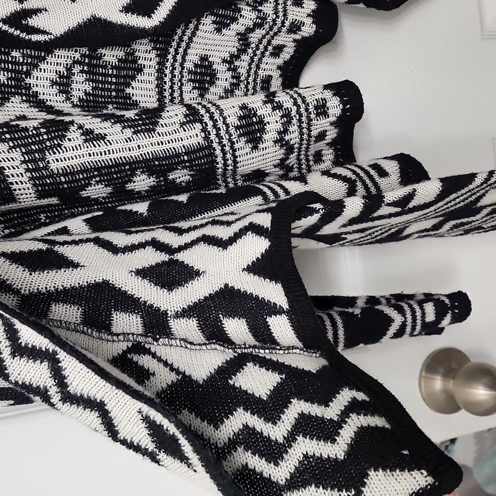 Demanding Sweater - Picture 3 of 5